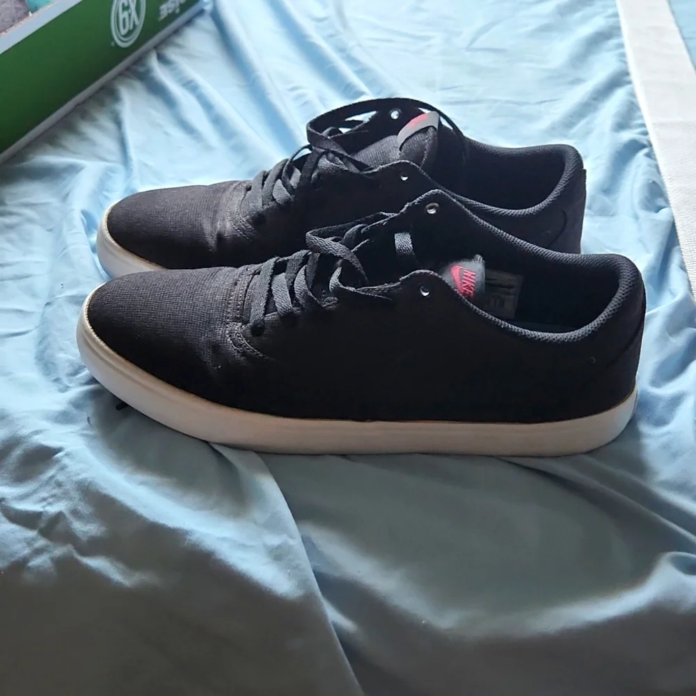 Black Nike Shoes - Picture 1 of 3